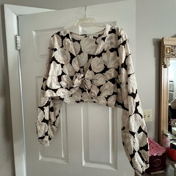 H&M Top - Picture 1 of 4